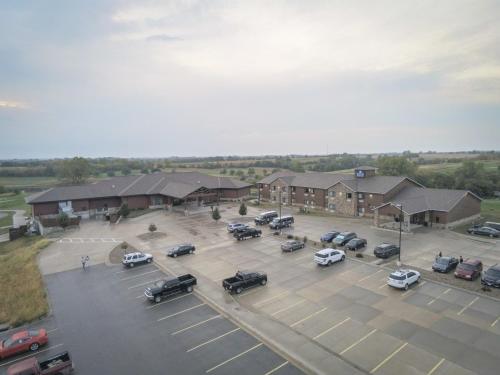 MaryvilleCobblestone Inn & Suites Maryville的享有停车场空中的景致,设有汽车