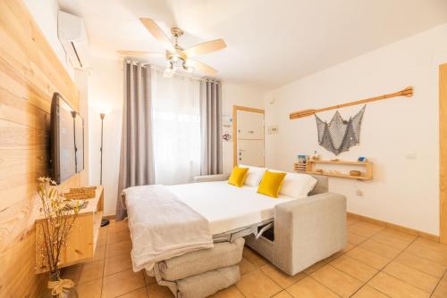 奇克拉纳－德拉弗龙特拉Apartamento Playa La Barrosa的一间卧室配有一张带黄色枕头的床