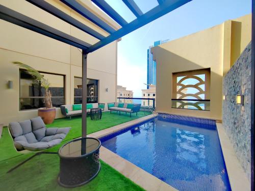 迪拜ELAN RIMAL SADAF Suites的房屋中间的游泳池