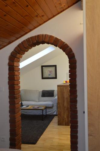 查科韦茨UrbanStudio5的通往带沙发的客厅的拱门