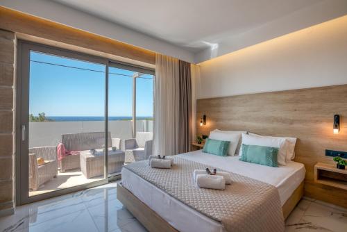埃拉福尼西岛Xasteria的酒店客房设有一张床和一个阳台。