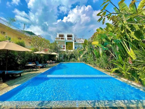 圣吉吉Diva Lombok Resort的别墅前的游泳池