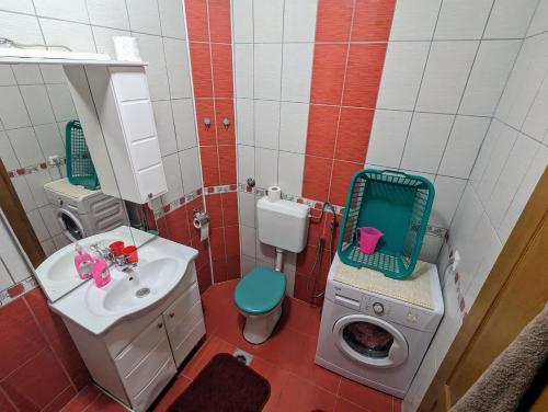 特拉夫尼克Apartment LAMI - Kalibunar, Travnik的浴室配有卫生间水槽和洗衣机。