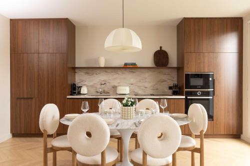 巴黎Luxurious Home in Triangle d'Or Eiffel Tower View的厨房以及带桌椅的用餐室。
