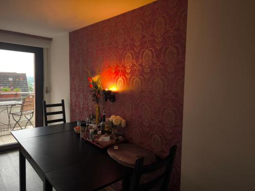 多森海姆Golden Dragon Guesthouse的一间设有桌子和红色墙壁的餐厅