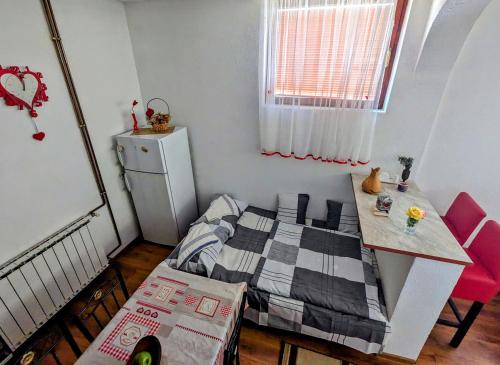 特拉夫尼克Apartment LAMI - Kalibunar, Travnik的一间小卧室,配有一张床和一张桌子