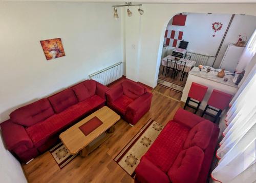 特拉夫尼克Apartment LAMI - Kalibunar, Travnik的享有带红色沙发的客厅的顶部景色