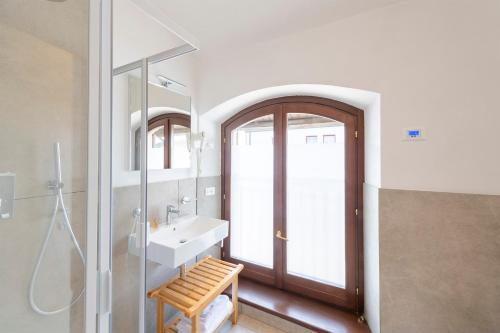 卡斯特莱奥内凯撒罗桥酒店的一间带水槽、淋浴和镜子的浴室