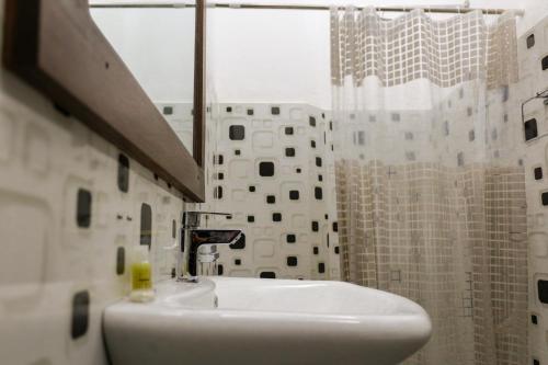 库鲁内格勒Xotic Resort Upper Floor的一间带水槽和淋浴的浴室