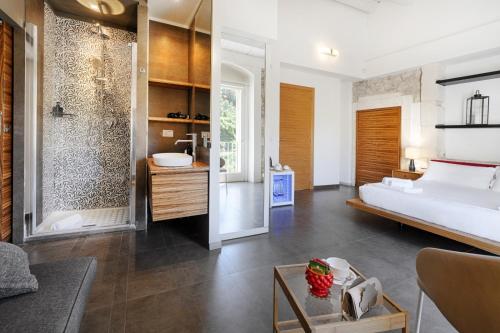 拉古萨Itria Palace的一间卧室设有一张床和一间浴室。