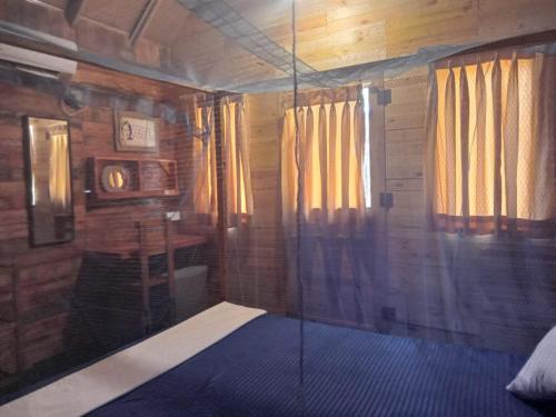 亭可马里塞拉小屋旅馆的一间位于小屋的玻璃淋浴间