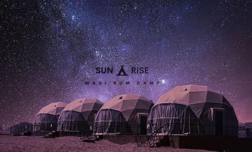 瓦迪拉姆Sunrise Wadi Rum Camp的星空下的一组帐篷