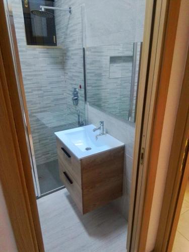 布林迪西Casa Materdomini的浴室配有盥洗盆和带镜子的淋浴