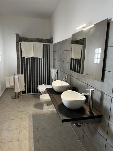 卡尔博尼亚Casa Lubiana的浴室设有2个水槽和2个卫生间