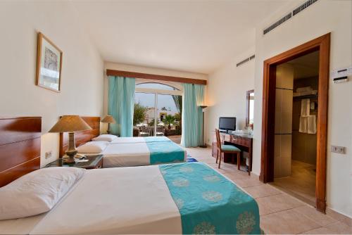 沙姆沙伊赫Amphoras Blu的酒店客房配有两张床和一张书桌