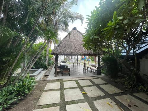 圣卡洛斯San Carlos Surf Resort & Eco Lodge的凉亭配有桌椅和棕榈树