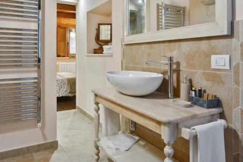 皮蒂利亚诺Da Titta的木制柜台上带白色碗水槽的浴室
