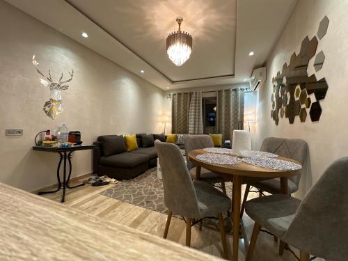 卡萨布兰卡CHIC & COZY appartement très calme的客厅配有沙发和桌子