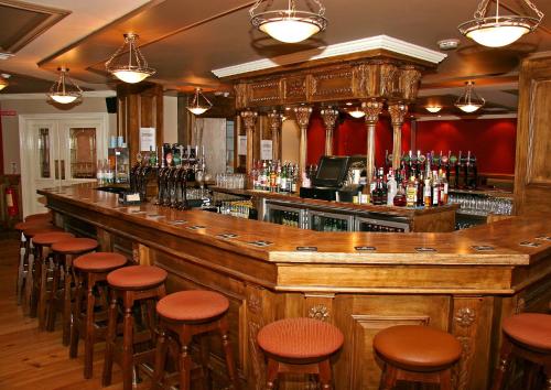 都柏林哈丁酒店的一间酒吧,里面放着一堆凳子