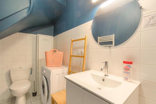 LagnieuLe Triplex proche CNPE, PIPA, Via Rhôna的一间带水槽、卫生间和镜子的浴室