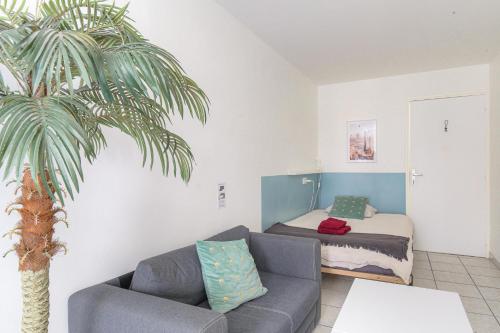 LagnieuLe Triplex proche CNPE, PIPA, Via Rhôna的客厅配有沙发和1张床