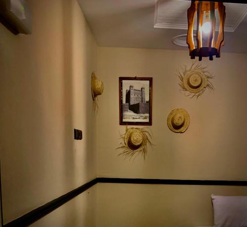布马伦Hôtel Riad Atlas Dades的墙上挂着一些草帽的房间
