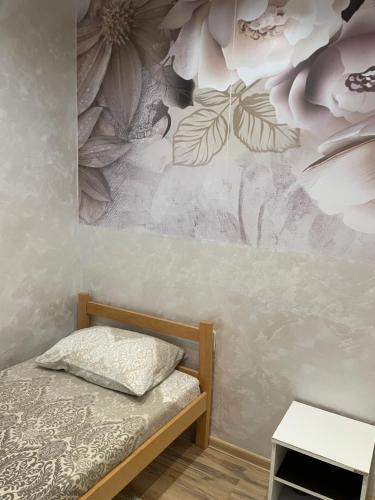 克拉多沃Apartment Ruža的卧室的墙上挂着花卉壁画