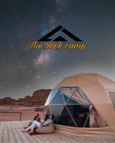 瓦迪拉姆The Rock Camp的两人坐在天黑下的帐篷里