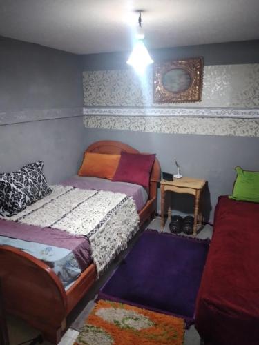 塔扎studio toufik的一间卧室设有两张单人床和一张桌子