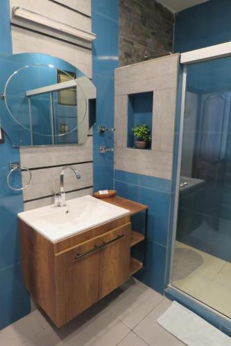 乌尤尼Hotel de Sal Atipax的一间带水槽和淋浴的浴室