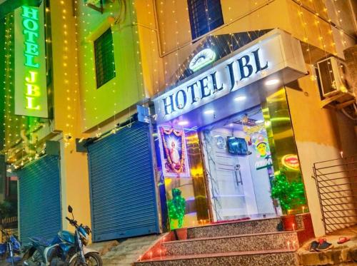 kolkataHotel J B L的建筑一侧有标志的酒店jbhl