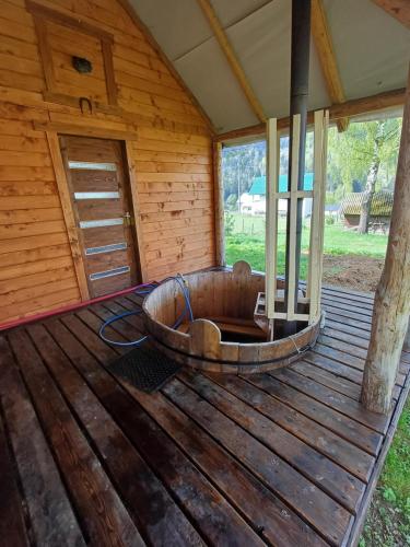 IltsiКУЛУАР/ KULUAR的小屋甲板上的大型木制浴缸