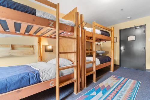 斯阔米什斯阔米什探险旅舍的双层床间 - 带两张双层床和走廊
