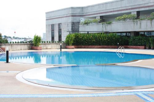 董里萨姆瑞塔纳酒店的大楼前的大型游泳池