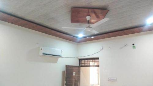 马图拉Goroomgo Kunj Residency Mathura Near Bus Stand - Parking Facility & Restrurant的配有吊扇的客房中的天花板