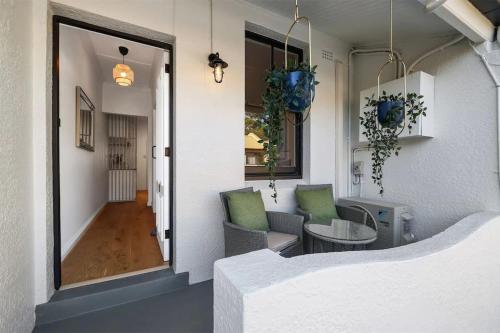悉尼Balmain Central Cozy 3 bed house的客厅配有两把椅子和一张桌子