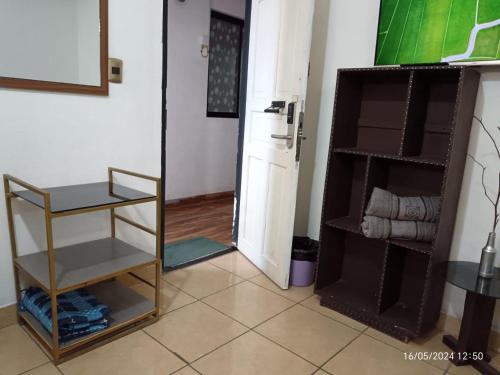 科恰班巴Casa Qura Qura的客房设有带冰箱和架子的厨房