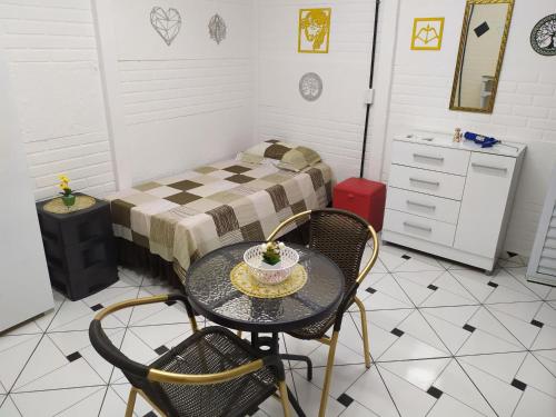 阿蒂巴亚Condomínio Dona Cida - Flats, Casas e kitnets Mobiliadas的配有桌椅和床的房间