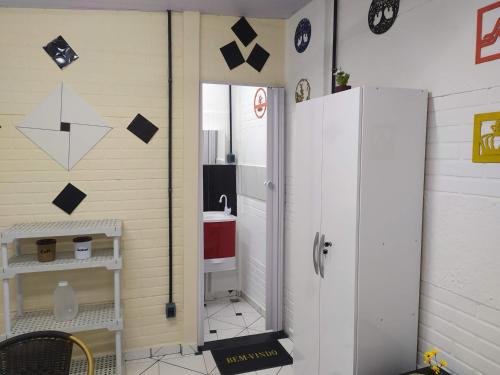 阿蒂巴亚Condomínio Dona Cida - Flats, Casas e kitnets Mobiliadas的一间带镜子和冰箱的小浴室