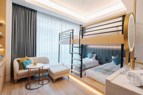 名古屋Nikko Style Nagoya的一间带双层床的卧室和一间客厅