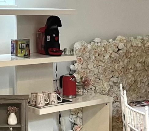 希尔蒂盖姆Chez Régine, ETAGE privé, 45M2的厨房架上配有烤面包机和杯子