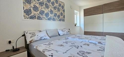 科佩尔New Istriaexperience的卧室配有一张床,墙上挂着一幅画