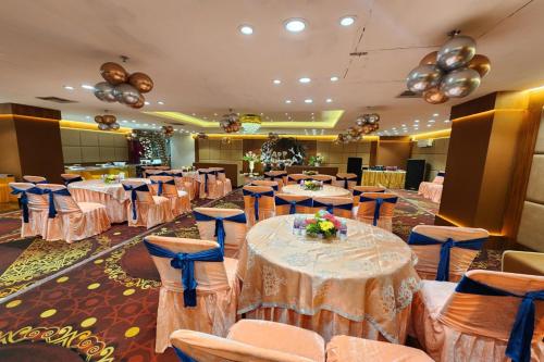 坎普尔Hotel Mandakini Royale Near PVR Deep Cinema Hall Kanpur的宴会厅,配有桌椅