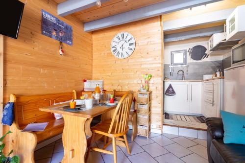 阿克斯莱泰尔姆Chalet en Castel的厨房设有木墙,配有桌椅