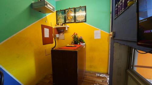 蓬蒂切里CGR PONDY的客房内的黄色墙和书桌
