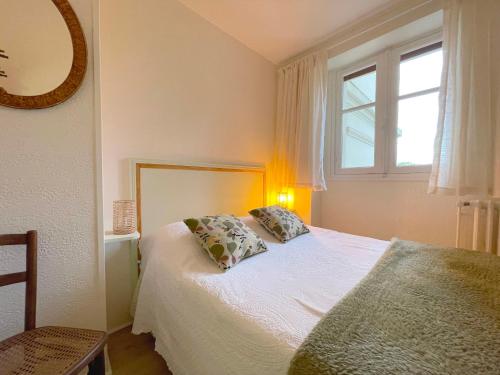 勒图凯-巴黎普拉日Le parc de l'Hermitage的一间卧室配有带两个枕头的床和窗户