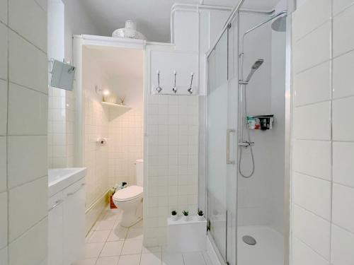 勒图凯-巴黎普拉日Le parc de l'Hermitage的带淋浴和卫生间的白色浴室