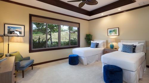 哈普那海滩MAUNA KEA DREAM Dreamy Mauna Kea Home with Heated Pool and Ocean Views的一间卧室设有两张床和窗户。