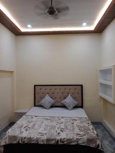 瓦拉纳西Goroomgo Rainbow Residency Varanasi Near By Assi Ghat River - Excellent Service的一间卧室设有一张带天花板的大床