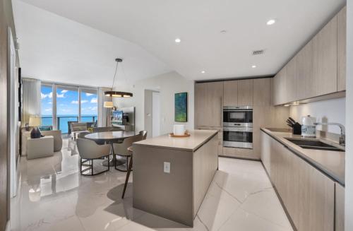 好莱坞Hyde Resort Oceanview Luxurious 2-Bedroom PH 6Pax的厨房和客厅,享有海景